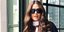 Η Σάλμα Χάγιεκ με γυαλιά ηλίου κρατά τσάντα