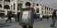 Παιδί στο Ιράν κρατά το πορτρέτο του Στρατηγού Σουλεϊμανί που έχασε τη ζωή του στη Βαγδάτη