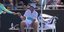 Australian Open: Τενίστας ζητά από ball girl να του ξεφλουδίσει μπανάνα