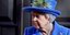 H Βασίλισσα Ελισάβετ με μπλε καπέλο και μπλε ταγιέρ 