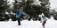 Άνδρας και παιδί παίζουν στα χιόνια στην Πάρνηθα
