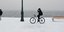 Ποδηλάτης και πεζοί στο χιόνι