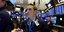 Χρηματιστής με τάμπλετ κοιτάζει σε οθόνη του χρηματιστηρίου στη Ν. Υόρκη