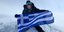 Χριστίνα Φλαμπούρη στην κορυφή όρους με την ελληνική σημαία