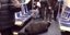 Ο φαρσέρ σωριασμένος στο πάτωμα βαγονιού στο μετρό της Μόσχας
