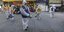 Εργαζόμενοι ψεκάζουν δρόμους ως μέτρο για τον κορωνοϊό