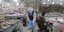 Άνδρας απολυμαίνει τον χώρο σε κατάστημα στην Κίνα λαμβάνοντας μέτρα για τον κορωνοϊό