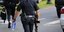 Αστυνομικός στη Χονολουλού φορώντας τη στολή της υπηρεσίας και κρατώντας ένα μπουκάλι νερό