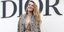 η Μπέιλ Λάιβλι με φόρεμα και παλτό σε σόου του Dior