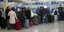 Επιβάτες με τις βαλίτσες τους σε ουρές στο κισέ του αεροδρομίου Αθηνών