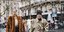 γυναίκες περπατούν με καφέ παλτό και καμπαρντίνες στην εβδομάδα μόδας