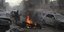 Καμμένα οχήματα και συντρίμμια στην πόλη Κουέτα του Πακιστάν όπου έλαβε χώρα η βομβιστική επίθεση