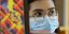 Γυναίκα με γυαλιά και χειρουργική μάσκα