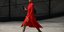 Γυναίκα με κόκκινο φόρεμα και ψηλές μπότες