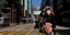 Γυναίκα με ιατρική μάσκα σε δρόμο του Χονγκ Κονγκ