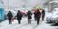 Γυναίκες περπατούν στο χιόνι στον Χορτιάτη