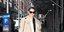 H Κέιτι Χολμς στη Νέα Υόρκη με τζιν και καμπαρντίνα μπεζ