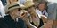 Η Κάθριν Ζέτα Τζόουνς με ψάθινο καπέλο πλάι στον Κερκ Ντάγκλας μαζί με τον σύζυγό της Μάικλ