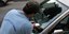 Οι κλήσεις για παράνομη στάθμευση νόμιμα τοποθετούνται στο παρμπρίζ των οχημάτων