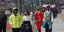 Κορεάτες περπατούν φορώντας ιατρικές μάσκες