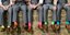 Άνδρες με κοστούμι και διαφορετικό χρώμα κάλτσας ο κάθε ένας