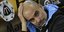 Ο Πεπ Γκουαρδιόλα κρατά το κεφάλι του με απογοήτευση