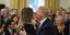 Το φιλί του Ντόναλντ Τραμπ στην Μελάνια Τραμπ από τον Λευκό Οίκο