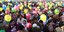 Πολίτες της Μιανμάρ σε συγκέντρωσή τους κρατώντας μπαλόνια