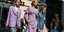 Τρεις γυναίκες με μοβ ρούχα και τζιν