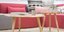 Ροζ καναπές και ξύλινο τραπέζι 