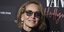 Η Σάρον Στόουν με γυαλιά ηλίου σε μπλε απόχρωση