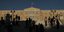 Πλατεία συντάγματος με φόντο το ελληνικό Κοινοβούλιο