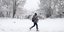 κορίτσι περπατά σε χιόνι στον Χορτιάτη