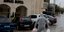 Παλαιστίνιος αστυνομικός με στολή προστασίας μεταφέρει προμήθειες στους εγκλωβισμένους στο ξενοδοχείο Angel κοντά στη Βηθλεέμ