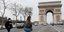 Έρημη η Λεωφόρος των Ηλύσιων Πεδίων στο Παρίσι λόγω της πανδημίας του κορωνοϊού