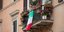 Ιταλίδα στο μπαλκόνι του σπιτιού της στη Ρώμη