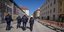 Αστυνομικοί περιπολούν σε άδειο δρόμο στο Μόναχο