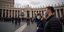 Τουρίστες με μάσκες στην πλατεία του Αγίου Πέτρου στο Βατικανό