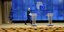 Ο Σαρλ Μισέλ κατά τις ανακοινώσεις της ΕΕ για τον κορωνοϊό, μπροστά σε άδεια καθίσματα