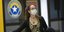 Ταξιδιώτης στο αεροδρόμιο του Σάο Πάολο στην Βραζιλία με μάσκα εν μέσω πανδημίας του κορωνοϊού