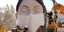 Εργάτες στη Βαλένθια τοποθετούν μάσκα προστασίας από τον κορωνοϊό σε άγαλμα