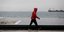 Ανδρας περπατάει με φούτερ στο λιμάνι Θεσσαλονίκης