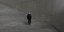 Άνδρας μόνος κατεβαίνει σκάλες φορώντας μάσκα εν μέσω πανδημίας του κορωνοϊού