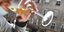 Κάτοικος της γαλλικής πόλης Οριγιάκ πίνει το απεριτίφ της καραντίντας στο παράθυρο