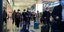 Ασιάτες ταξιδιώτες με βαλίτσες σε αεροδρόμιο