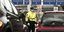 Αστυνομικός με μάσκα πραγματοποιεί ελέγχους αφότου τέθηκε σε εφαρμογή η απαγόρευση κυκλοφορίας