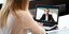 Γυναίκα πραγματοποιεί βιντεοκλήση μέσω Skype