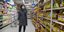Γυναίκα με μάσκα σε σούπερ μάρκετ στην Κίνα 