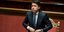 Ο Ιταλός πρωθυπουργός Τζουζέπε Κόντε κουμπώνει το σακάκι του