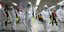 Ανδρες της Ν. Κορέας με προσατατευτικές στολές απολυμαίνουν υπόγειο σταθμό του μετρό για κορωνοϊό